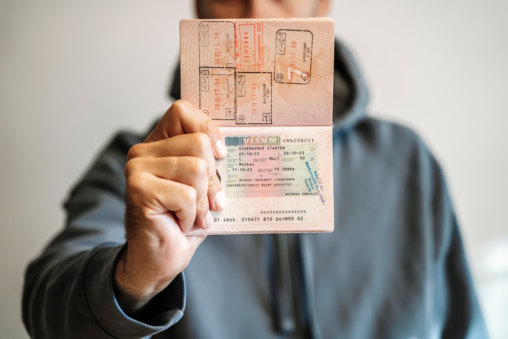 パスポートを持つ男性